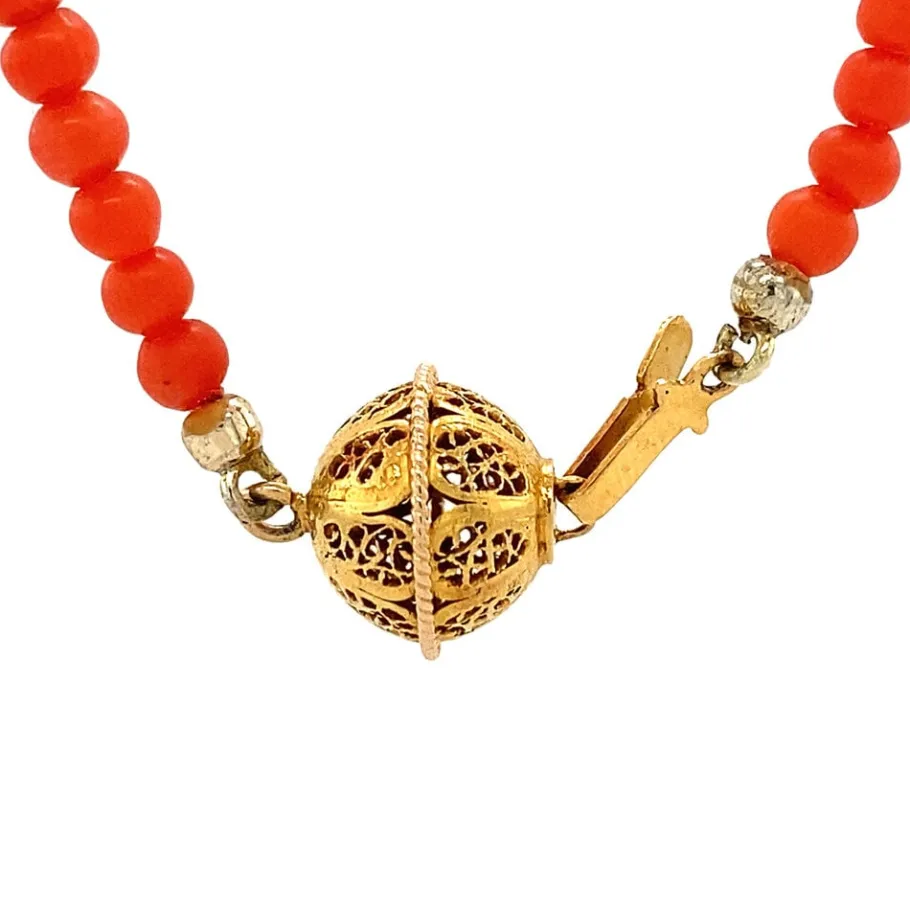 blood_coral_necklace_with_4-4.webp Blood coral necklace with gold clasp 14 krt>Vintage Jewellery Fashion