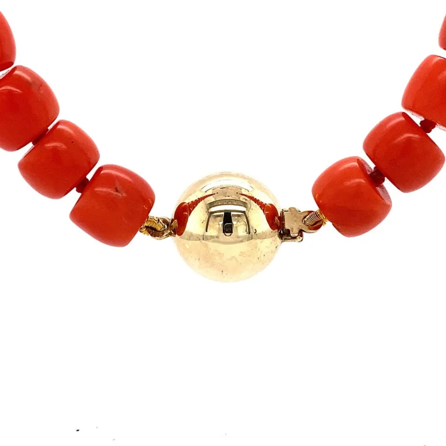 blood_coral_necklace_with_4-6.webp Blood coral necklace with gold clasp 14 krt>Vintage Jewellery Online