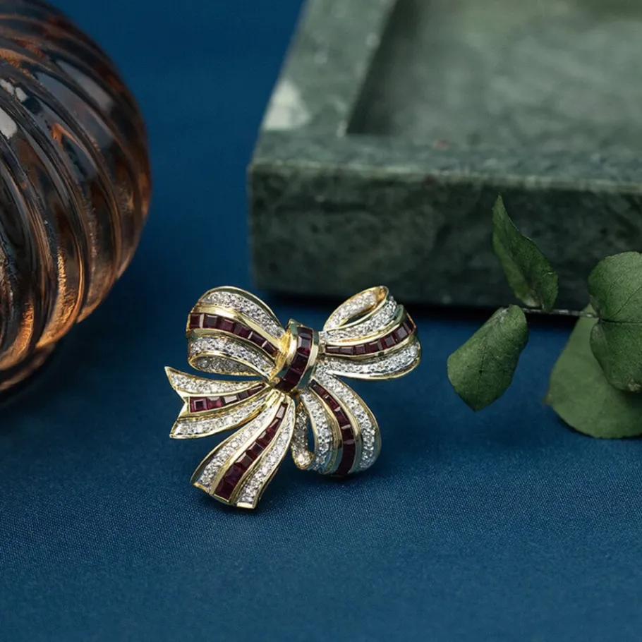Gold bow brooch with ruby and diamonds 18 krt>Vintage Jewellery Outlet