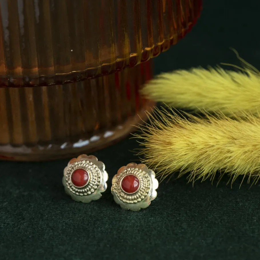 Gold ear studs with blood coral 14 krt>Vintage Jewellery Outlet