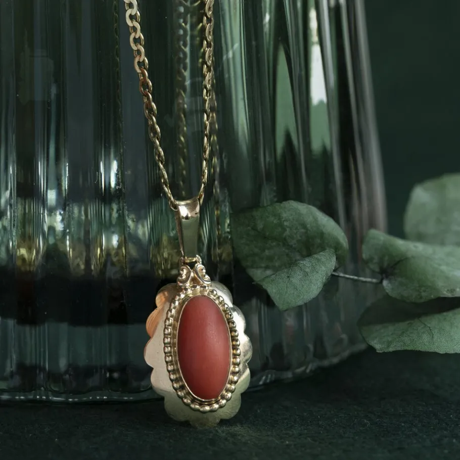 Gold pendant with blood coral 14 krt>Vintage Jewellery Fashion