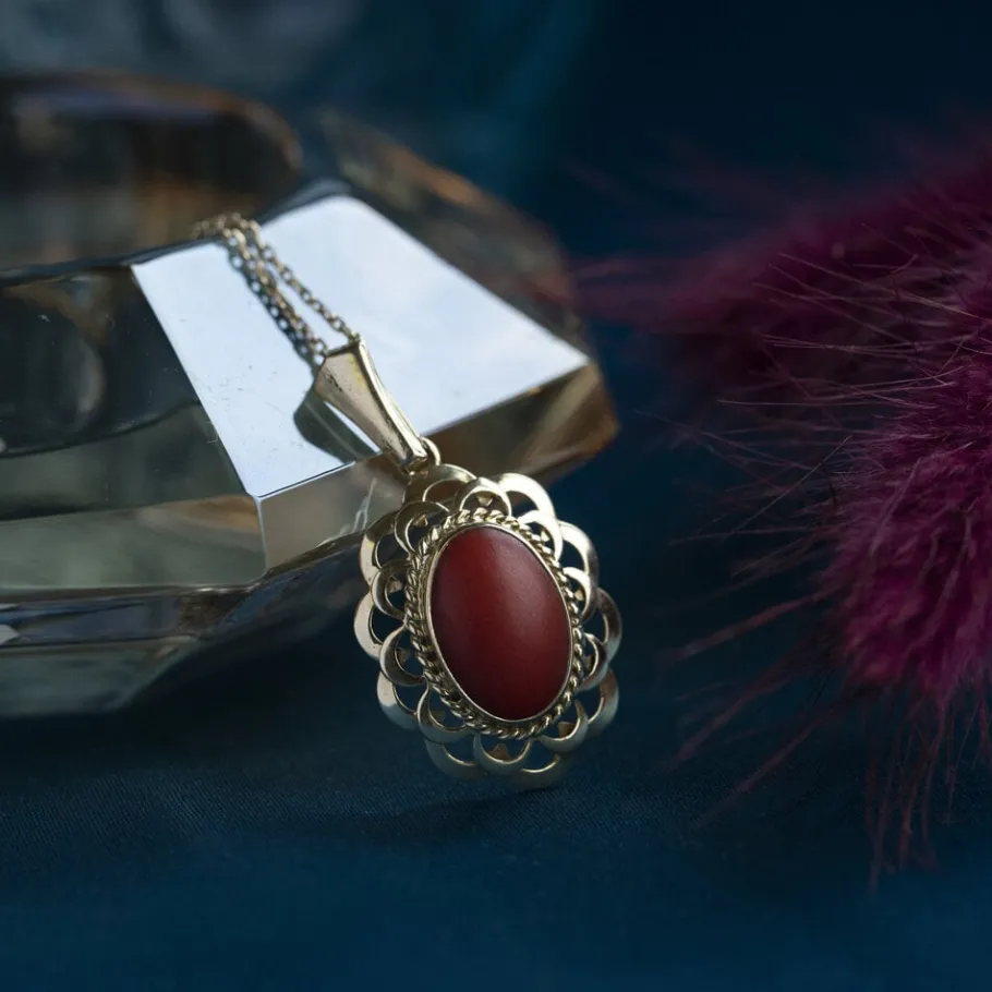 Gold pendant with blood coral 14 krt>Vintage Jewellery Fashion