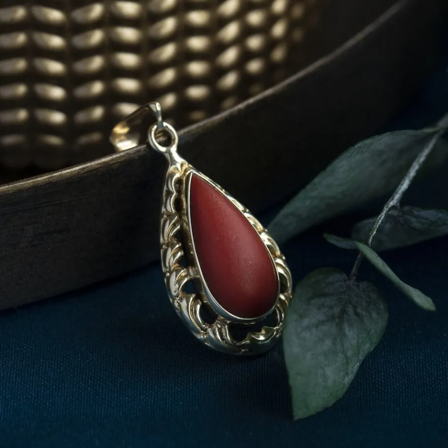 Gold pendant with blood coral 14 krt>Vintage Jewellery Fashion