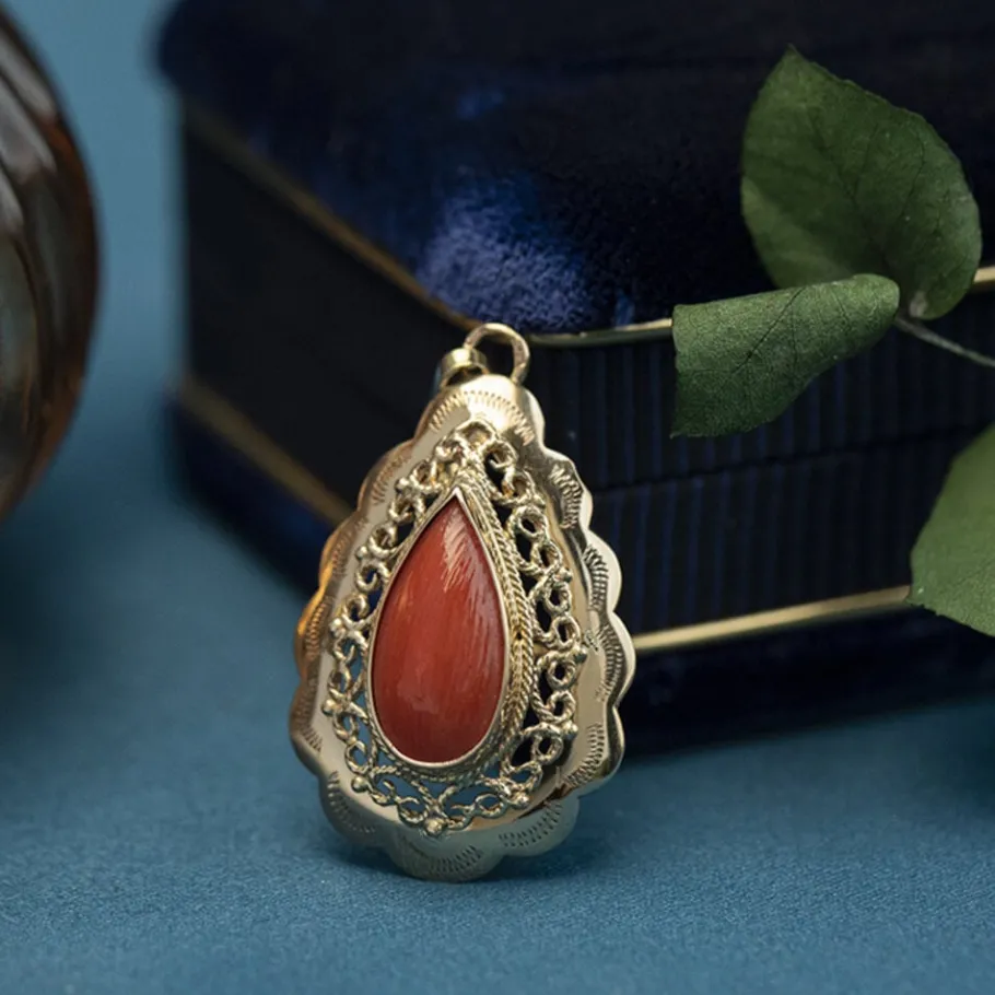 Gold pendant with blood coral 14 krt>Vintage Jewellery Online