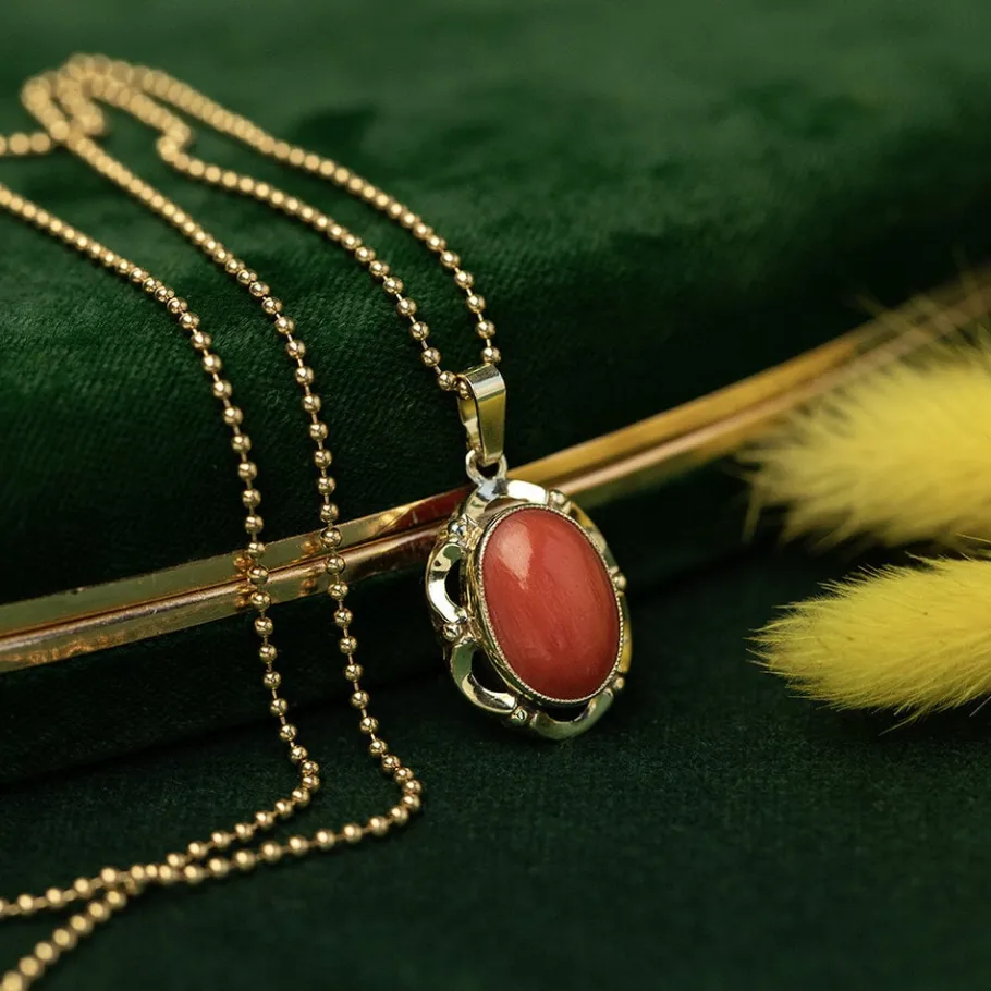 Gold pendant with blood coral 14 krt>Vintage Jewellery Outlet