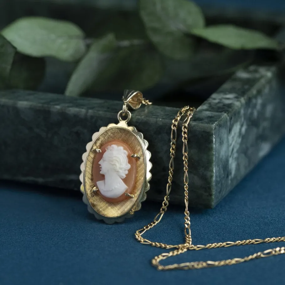 Gold pendant with cameo 14 krt>Vintage Jewellery Fashion