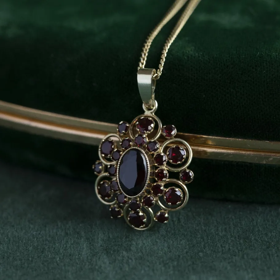 Gold pendant with garnet 14 krt>Vintage Jewellery Clearance