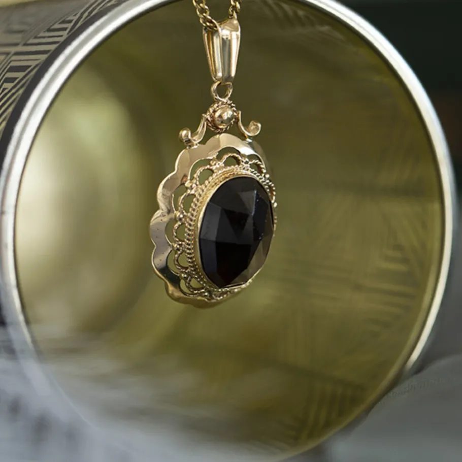 Gold pendant with garnet 14 krt>Vintage Jewellery Sale
