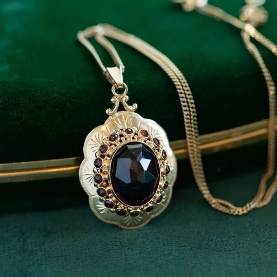Gold pendant with garnet 14 krt>Vintage Jewellery Outlet