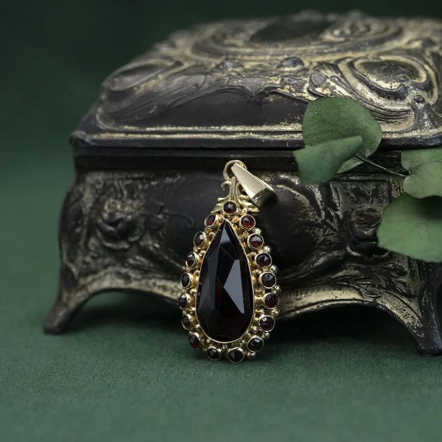 gold_pendant_with_garnet__1-4.webp Gold pendant with garnet 14 krt>Vintage Jewellery Discount