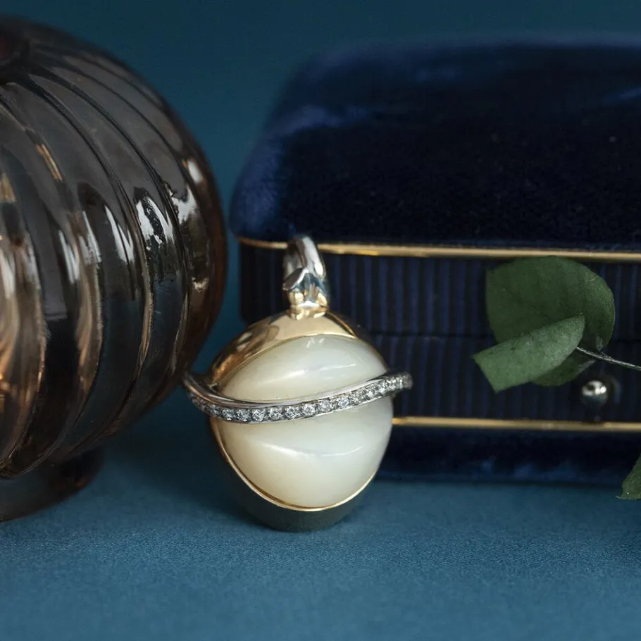 gold_pendant_with_mother__1.webp Gold pendant with mother of pearl and diamond 18 krt>Vintage Jewellery Best