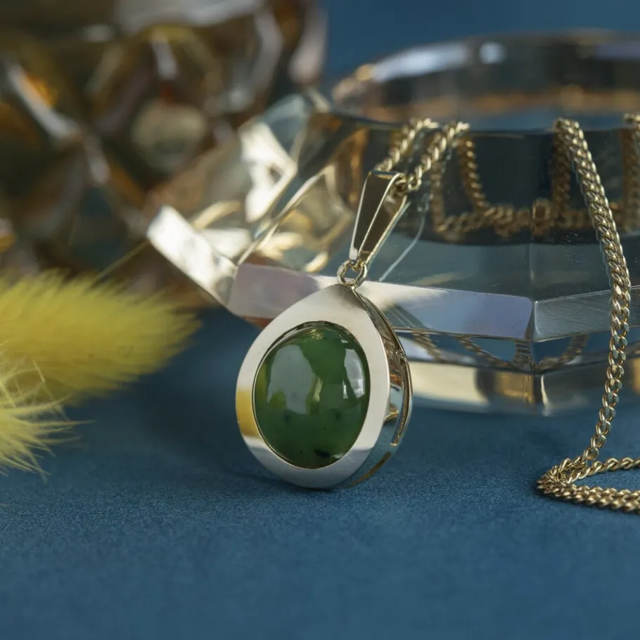 Gold pendant with nephrite 14 krt>Vintage Jewellery Clearance