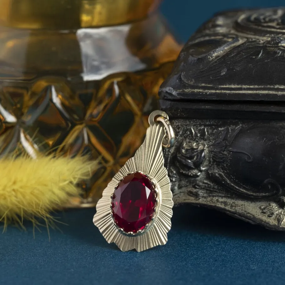 Gold pendant with ruby 14 krt>Vintage Jewellery Outlet