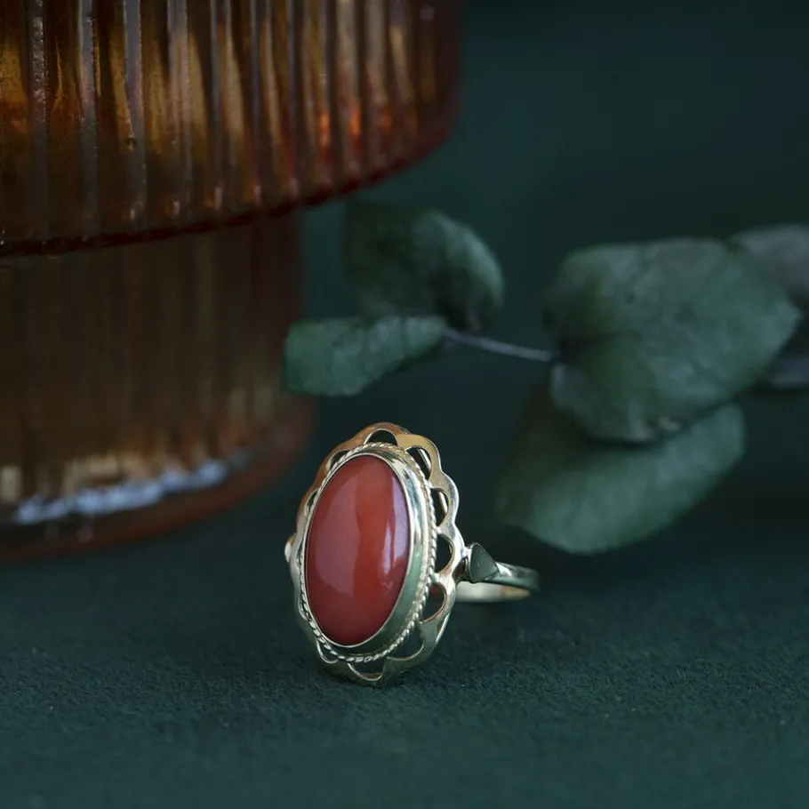 Gold ring with blood coral 14 krt>Vintage Jewellery Fashion