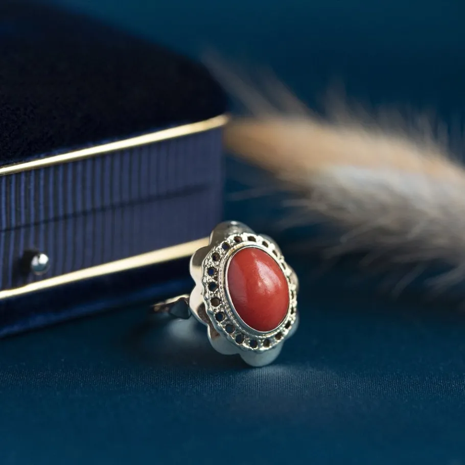 Gold ring with blood coral 14 krt>Vintage Jewellery Clearance