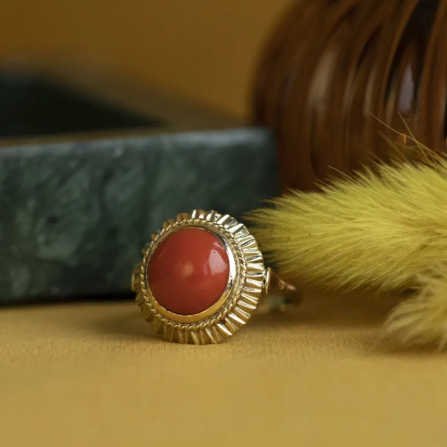 Gold ring with blood coral 14 krt>Vintage Jewellery Sale