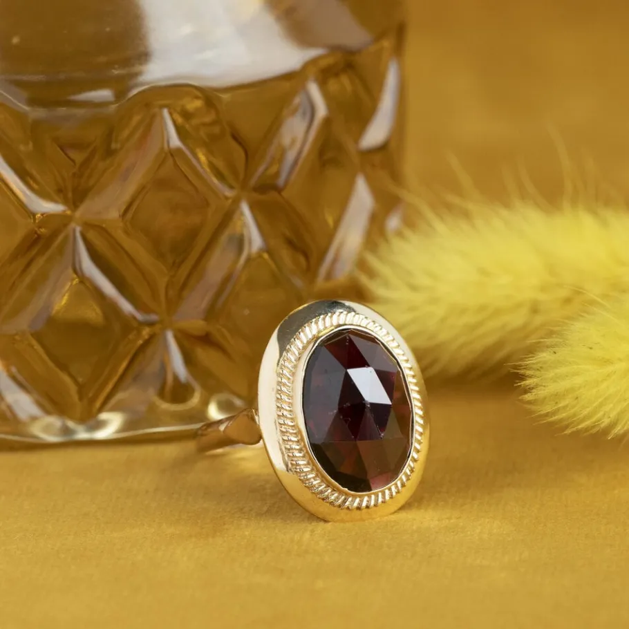 Gold ring with garnet 14 krt>Vintage Jewellery Hot