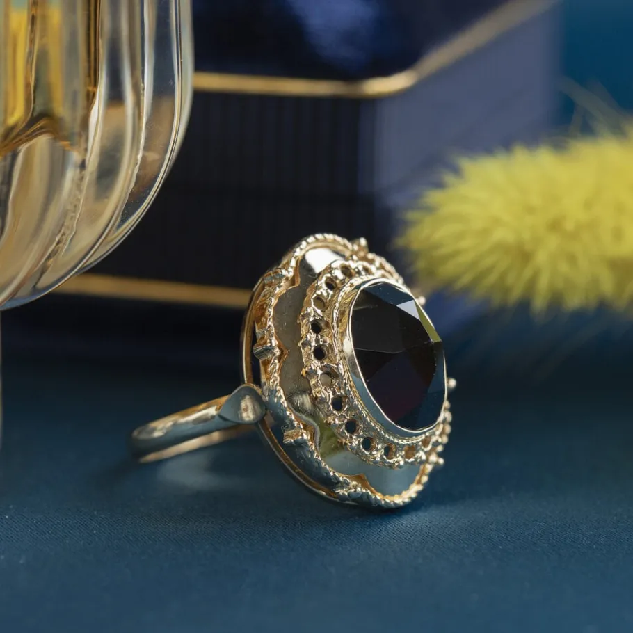 Gold ring with garnet 14 krt>Vintage Jewellery Best