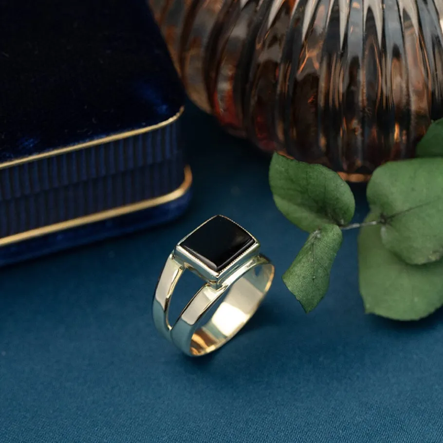gold_ring_with_onyx__krt_1.webp Gold ring with onyx 14 krt>Vintage Jewellery Outlet