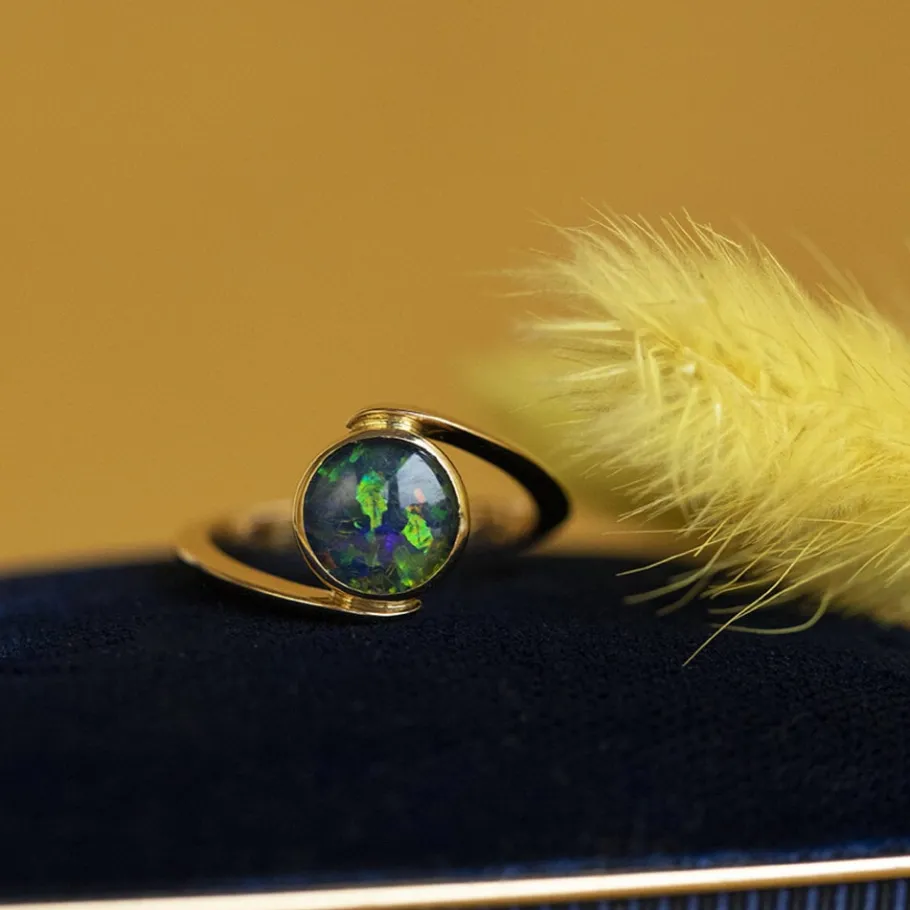 gold_ring_with_opal_tripl_1.webp Gold ring with opal triplet 18 krt>Vintage Jewellery Outlet