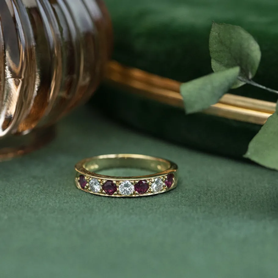 Gold row ring with ruby and diamonds 18 krt>Vintage Jewellery Best