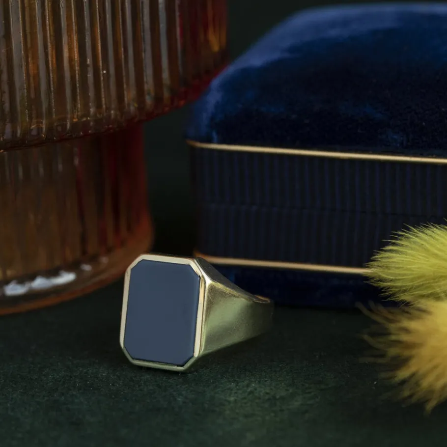 gold_signet_ring_with_blu_1-1.webp Gold signet ring with blue layer stone 14 krt>Vintage Jewellery Discount
