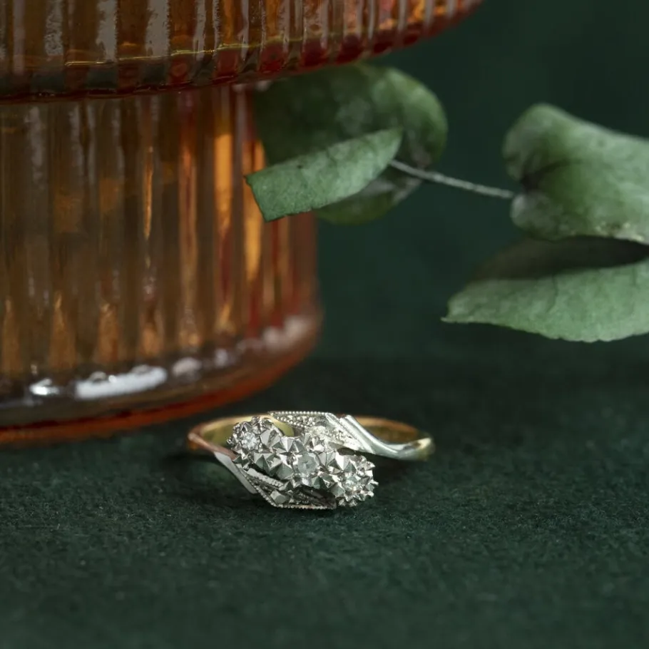 Gold strike ring with diamond 18 krt>Vintage Jewellery Clearance