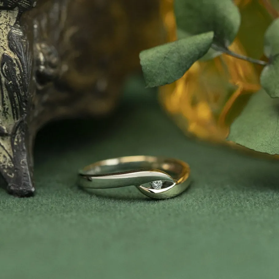 Gold strike ring with diamond 14 krt>Vintage Jewellery Clearance