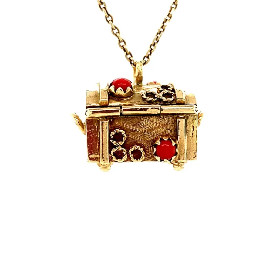 gold_treasure_chest_penda_4.webp Gold treasure chest pendant with blood coral 14 krt>Vintage Jewellery Best