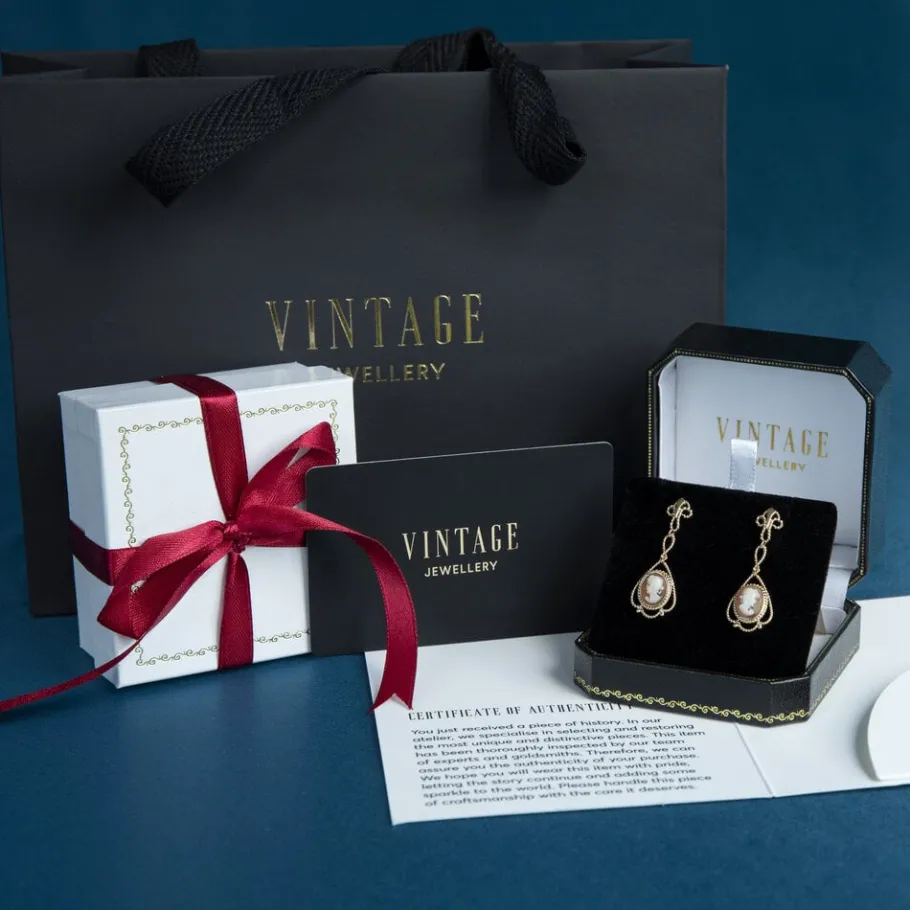 white_gold_earrings_with__5-1.webp White gold earrings with diamond and emerald 14 krt>Vintage Jewellery Fashion