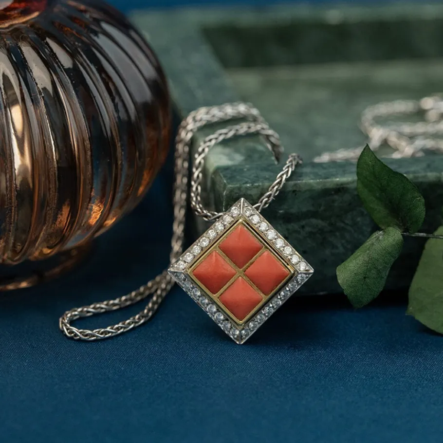 White gold necklace with pendant with blood coral and diamonds 18 krt>Vintage Jewellery New