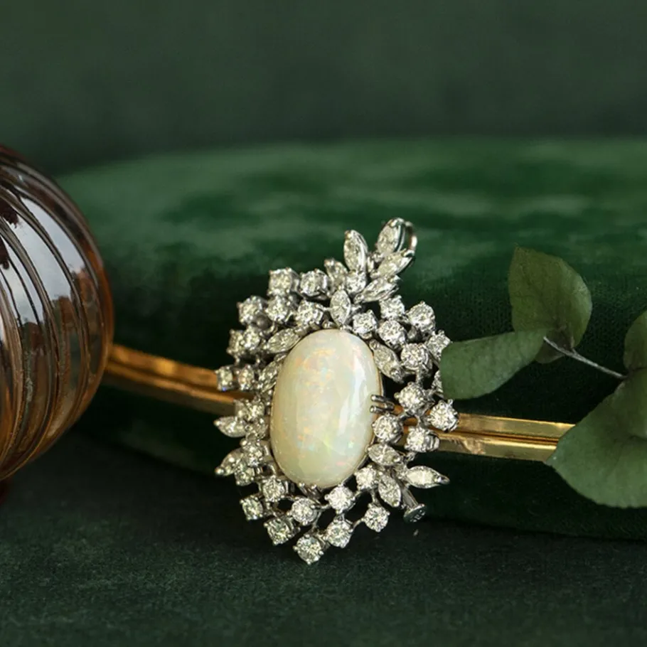 White gold pendant with opal and diamonds 14 krt>Vintage Jewellery Clearance