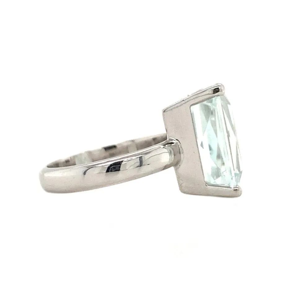 white_gold_ring_with_aqua_3.webp White gold ring with aquamarine 14 krt>Vintage Jewellery Discount