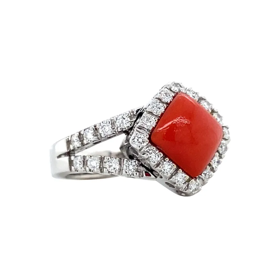 white_gold_ring_with_bloo_2.webp White gold ring with blood coral and diamonds 18 krt>Vintage Jewellery Outlet