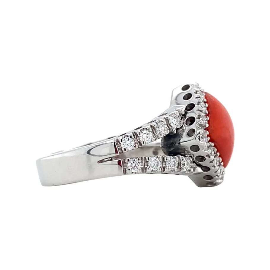 white_gold_ring_with_bloo_3.webp White gold ring with blood coral and diamonds 18 krt>Vintage Jewellery Outlet