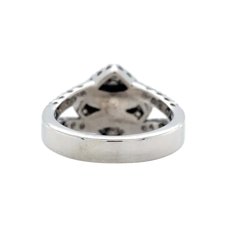 white_gold_ring_with_bloo_4.webp White gold ring with blood coral and diamonds 18 krt>Vintage Jewellery Outlet