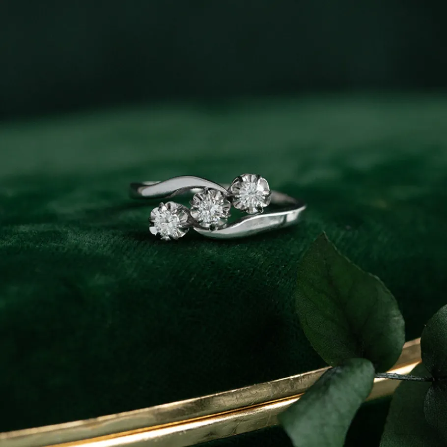 white_gold_ring_with_diam_1-12.webp White gold ring with diamonds 14 krt>Vintage Jewellery Outlet
