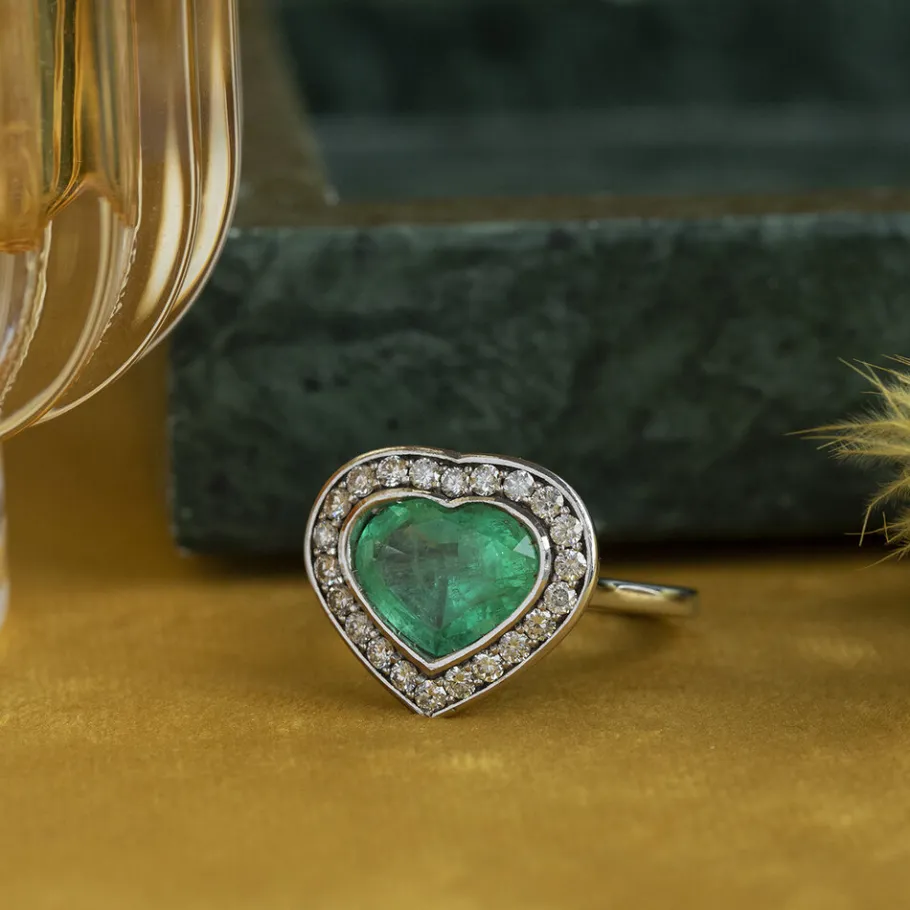White gold ring with emerald and diamonds 18 krt>Vintage Jewellery New