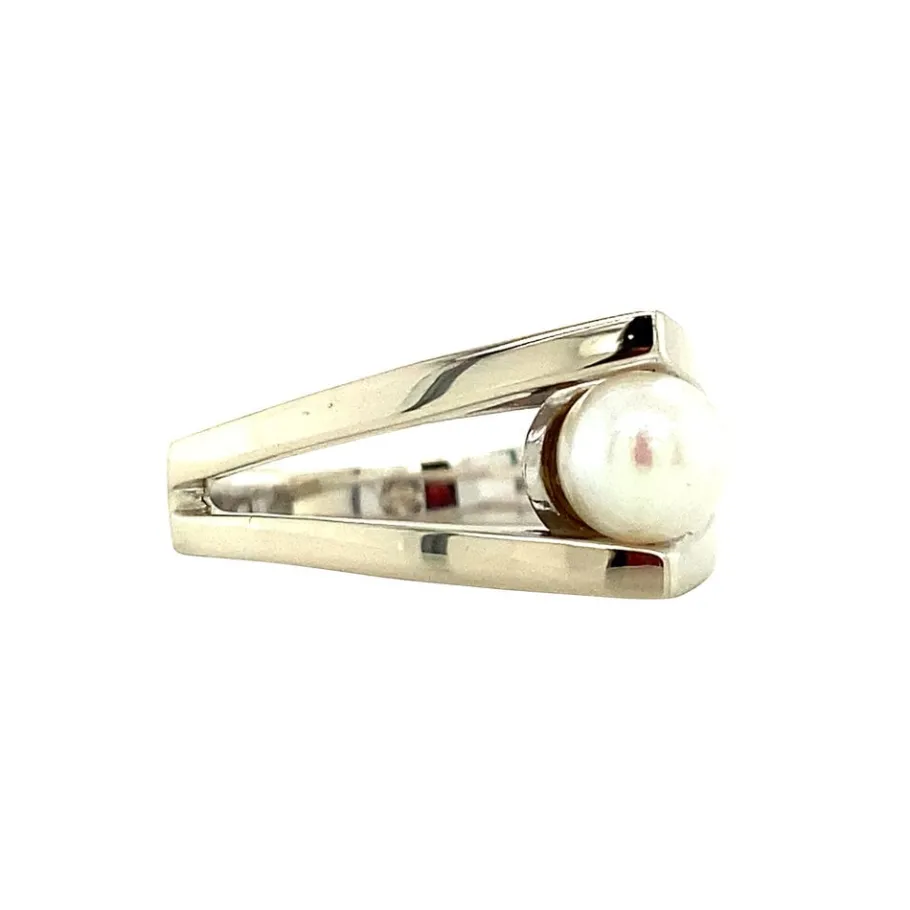 white_gold_ring_with_pear_2.webp White gold ring with pearl 18 krt>Vintage Jewellery New