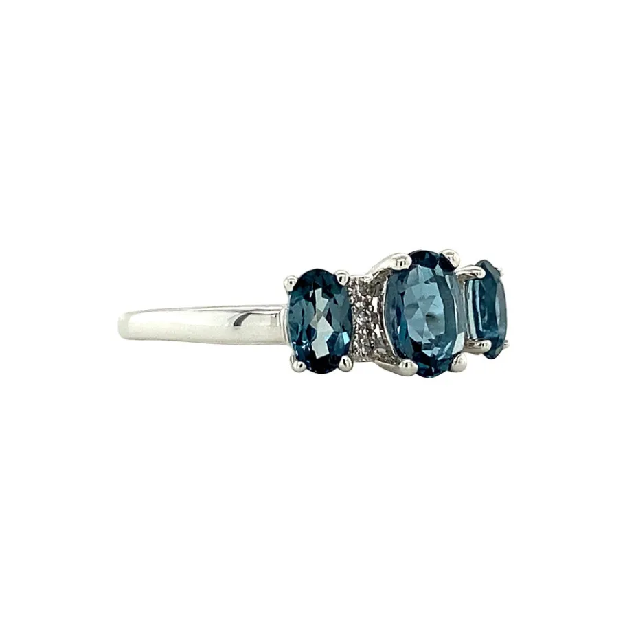 white_gold_ring_with_topa_2-1.webp White gold ring with topaz and diamonds 14 krt>Vintage Jewellery Discount