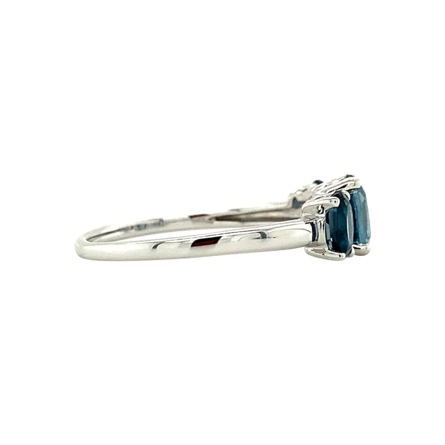 white_gold_ring_with_topa_3-1.webp White gold ring with topaz and diamonds 14 krt>Vintage Jewellery Discount
